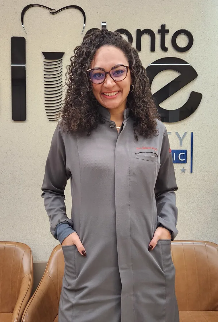 Dra. Glidislene Salvador na recepção da Odonto Gline, em Santa Maria, DF